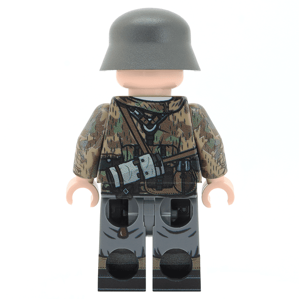 WW2 German in Splinter Camo Jacket (MP40)